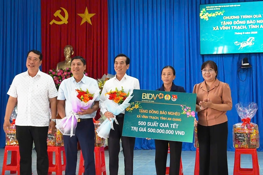 BIDV An Giang Branch - Spreading love, giving away over 1,000 Tet gift packages