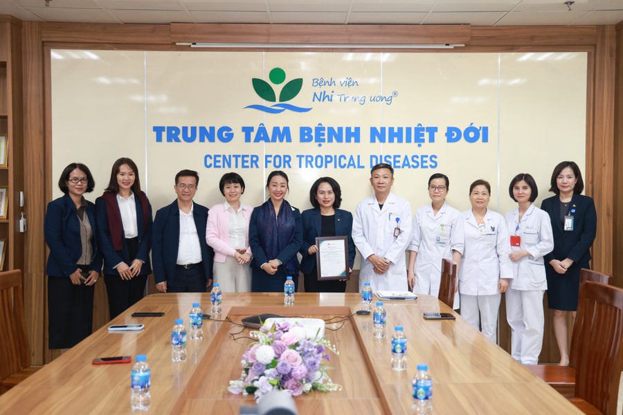 Sowing seeds of love: BIDV and VRB visit and give gifts to the National Children's Hospital