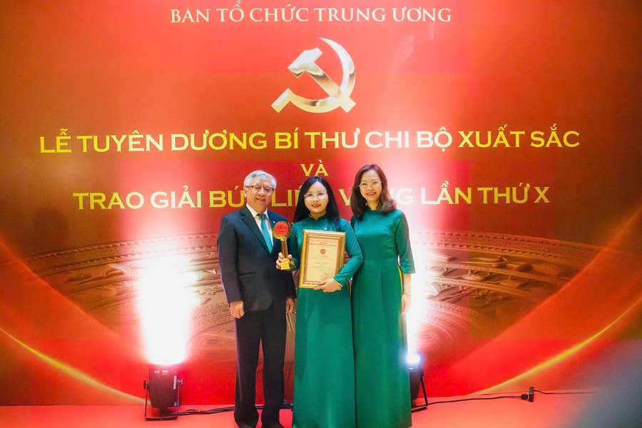 The BIDV Party Committee had its first work win the Outstanding Work Award at the 2025 Central Golden Sickle and Hammer Awards.