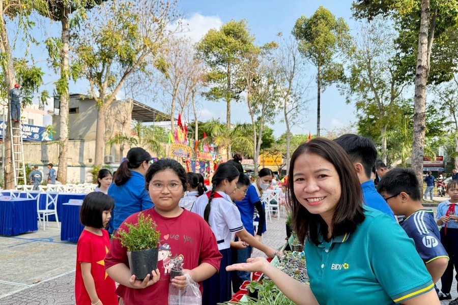 The Youth of BIDV Bà Rịa Join Forces with the "A Million Green Trees" Program