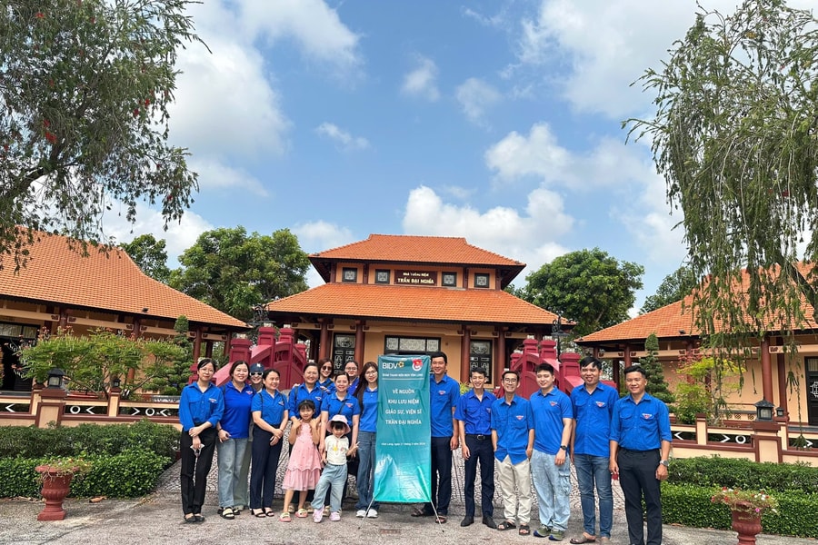 BIDV Vĩnh Long: A Visit to the Professor Tran Đại Nghĩa Memorial Site