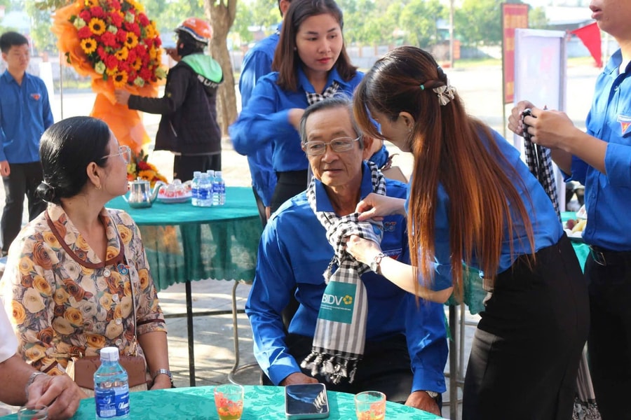 BIDV 벤쩨성 흥칸중에서 열린 청년단 창설 95주년 기념 행사에 참석