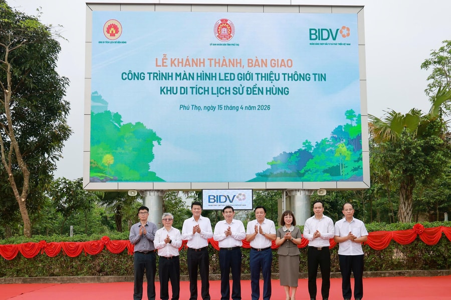 BIDV Handover of the LED display project for information at the Hùng Temple Historical Site