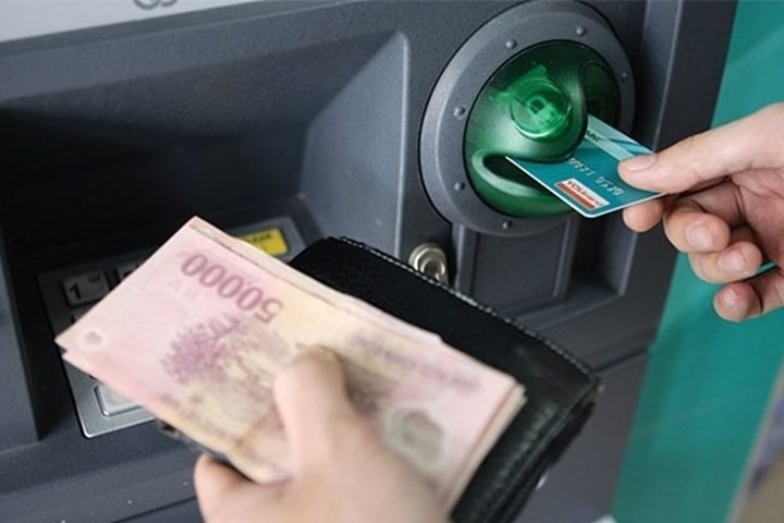 Vì sao bị giới hạn rút tiền thẻ ATM?