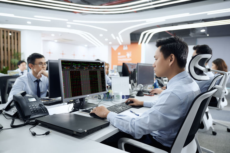 VN-Index tháng 6: Chờ dòng tiền trở lại sau nhịp rung lắc quanh đỉnh lịch sử