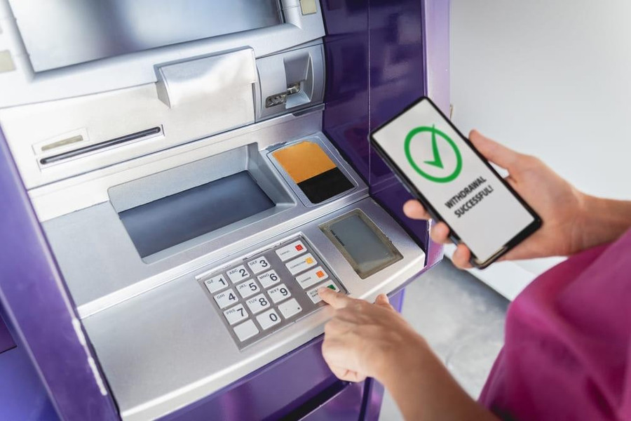 Sử dụng cây ATM của ngân hàng khác nộp tiền vào tài khoản của mình có được không?