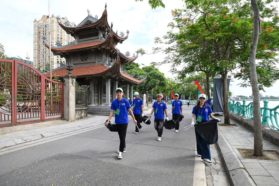 Chung tay làm sạch Hồ Tây, lan tỏa lối sống xanh vì tương lai bền vững