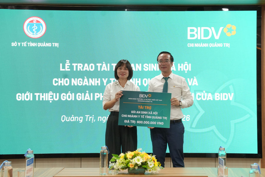 BIDV Quảng Trị trao 600 triệu đồng hỗ trợ Y tế địa phương